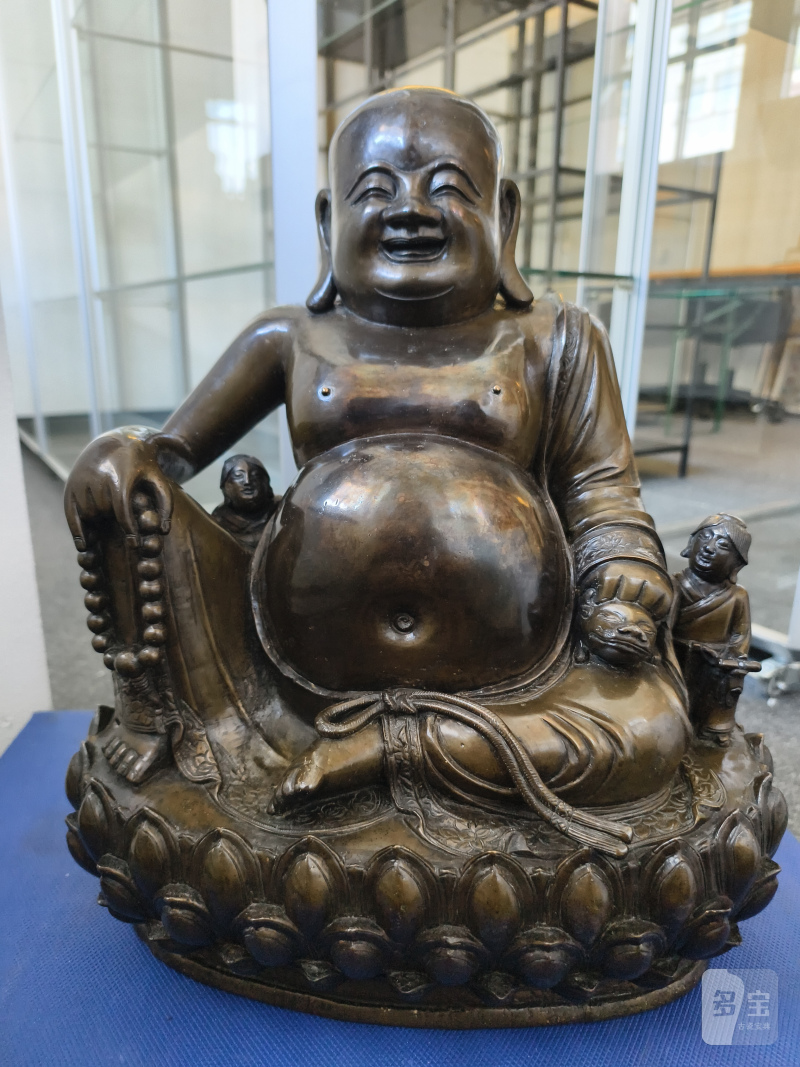 A large cast bronze figure of seated Budai with boys on a lotus pedestal - 图17